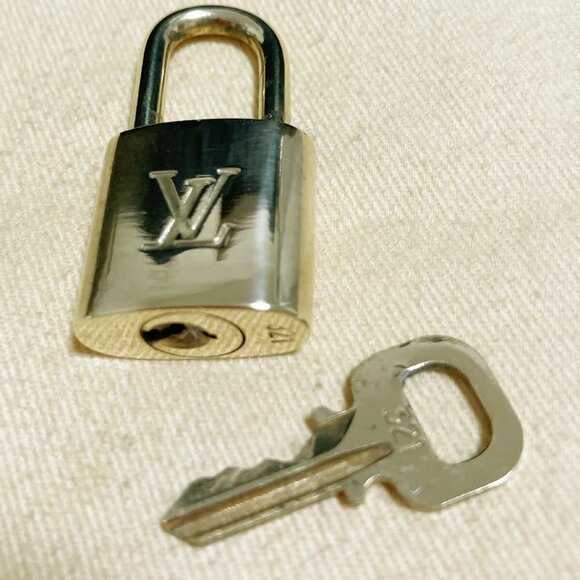 LOUIS VUITTON LV 10 SET PADLOCK CADENA KEY BAG CHARM GOLD PLATED FRANCE 33PDA123 - Picture 4 of 4